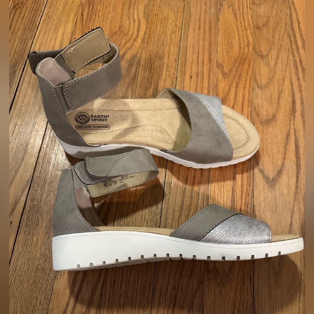 Earth Spirit Women's Gray and Silver Sandals - Picture 3 of 4